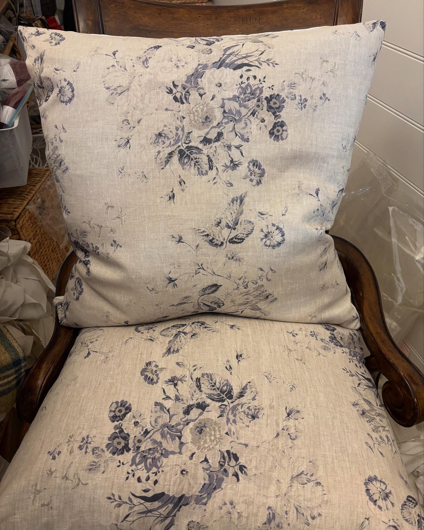 Brocante Gramon - English Linen Floral Cushions - Navy