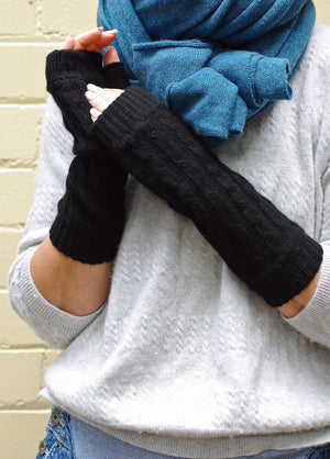 Brocante Gramon - SCA 4-ply cable knit cashmere wristwarmers