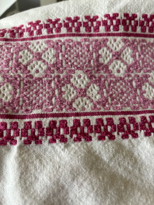 Brocante Gramon - Antique Hungarian/Romanian tablecloth + 10 matching napkins