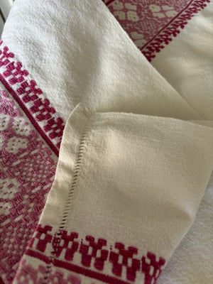 Brocante Gramon - Antique Hungarian/Romanian tablecloth + 10 matching napkins