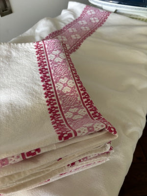 Brocante Gramon - Antique Hungarian/Romanian tablecloth + 10 matching napkins