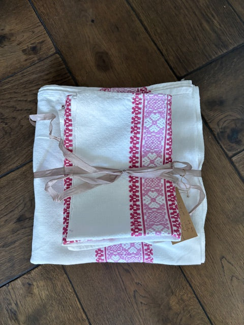 Brocante Gramon - Antique Hungarian/Romanian tablecloth + 10 matching napkins