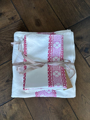 Brocante Gramon - Antique Hungarian/Romanian tablecloth + 10 matching napkins