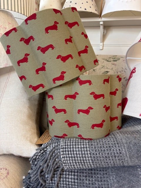 Brocante Gramon - English Linen Scalloped Lampshades - Red and Green Dachshunds