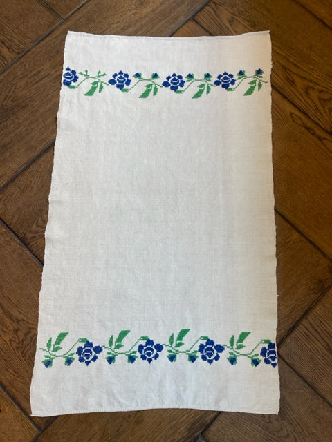 Brocante Gramon - Antique Linen Table Runner - Periwinkle Blue Embroidered Flowers