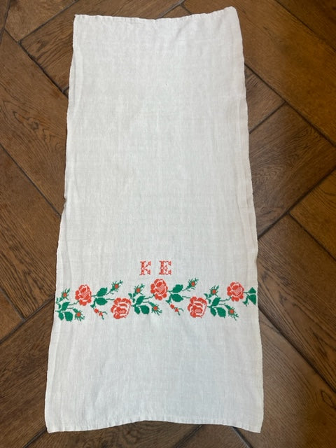 Brocante Gramon - Antique Linen Table Runner - monogrammed 'KE' & embroidered roses