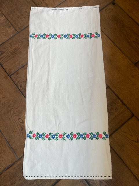 Brocante Gramon - Antique Linen Table Runner - embroidered flowers