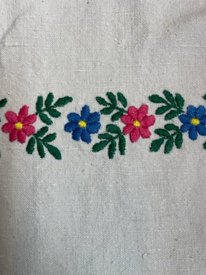 Brocante Gramon - Antique Linen Table Runner - embroidered flowers