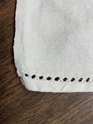 Brocante Gramon - Antique Linen Table Runner - embroidered flowers