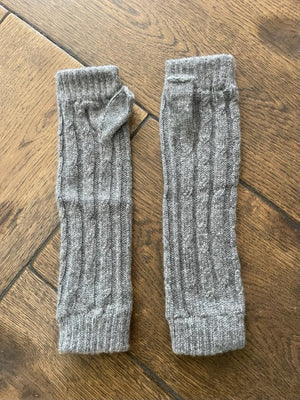 Brocante Gramon - SCA 4-ply cable knit cashmere wristwarmers