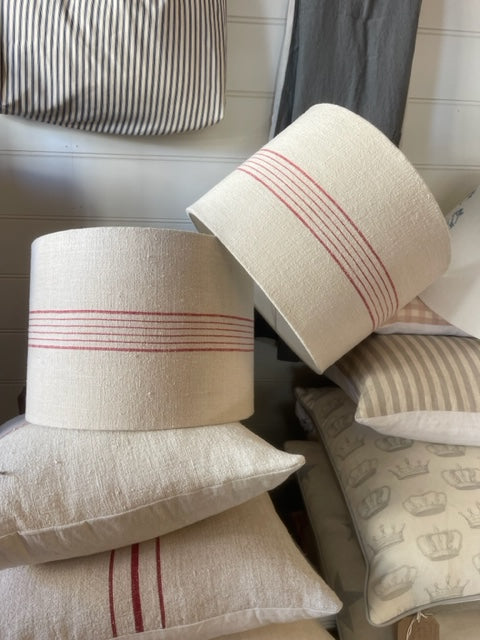Brocante Gramon - Antique Hungarian grainsack linen lampshade - red