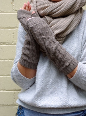 Brocante Gramon - SCA 4-ply cable knit cashmere wristwarmers