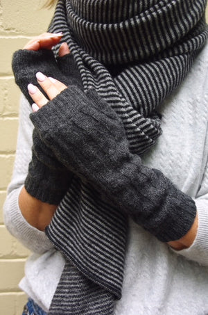 Brocante Gramon - SCA 4-ply cable knit cashmere wristwarmers