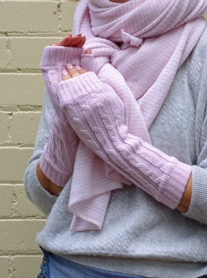Brocante Gramon - SCA 4-ply cable knit cashmere wristwarmers