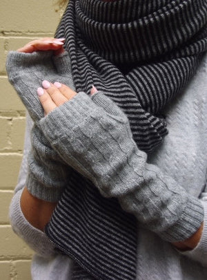 Brocante Gramon - SCA 4-ply cable knit cashmere wristwarmers