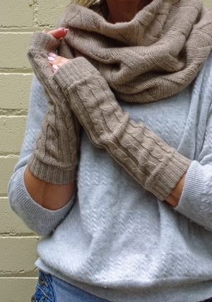 Brocante Gramon - SCA 4-ply cable knit cashmere wristwarmers