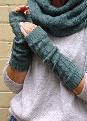 Brocante Gramon - SCA 4-ply cable knit cashmere wristwarmers