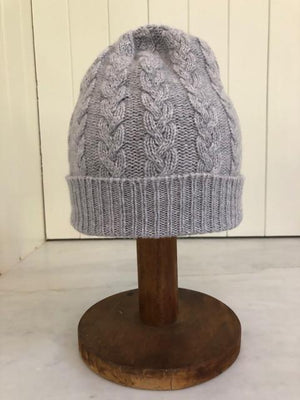 Brocante Gramon - SCA 3-ply Beanies | Light Flannel Grey Cable Knit