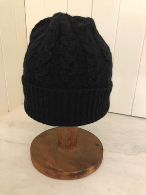 Brocante Gramon - SCA 3-ply Beanies | Black Cable Knit