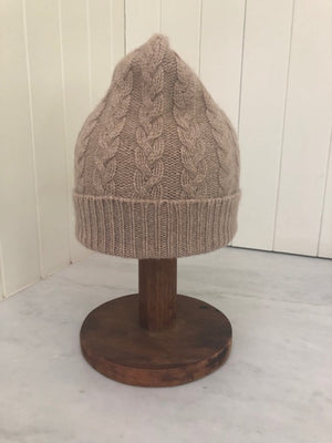 Brocante Gramon - SCA 3-ply Beanies | Dark Natural Cable Knit